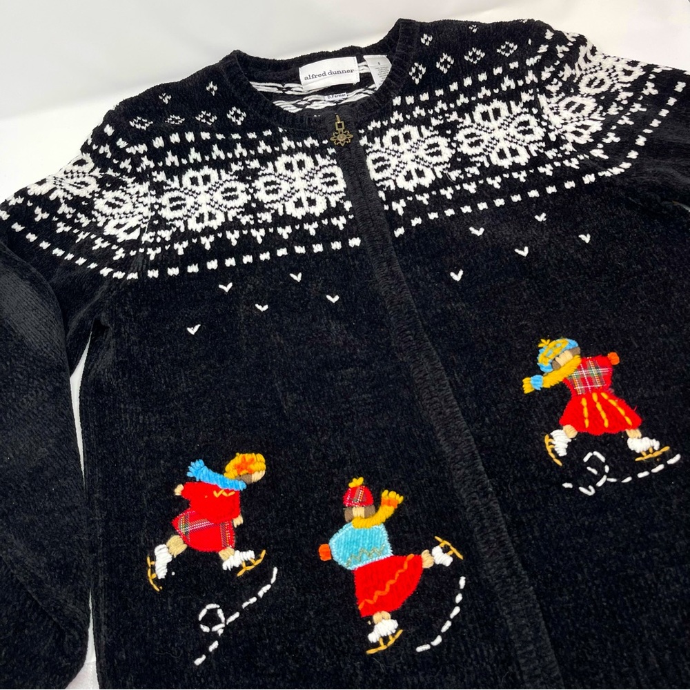 Alfred Dunner Winter Cardigan Front Zip Ice Skaters plush Acrylic‎ Sz.Sm. Black